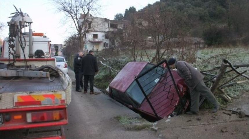 Yoldan &Ccedil;ıkan İki Otomobil Su Kanalına D&uuml;şt&uuml;