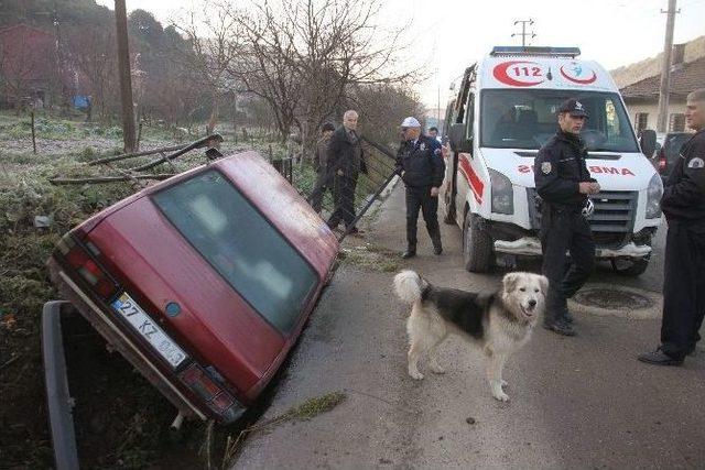 Yoldan Çıkan İki Otomobil Su Kanalına Düştü