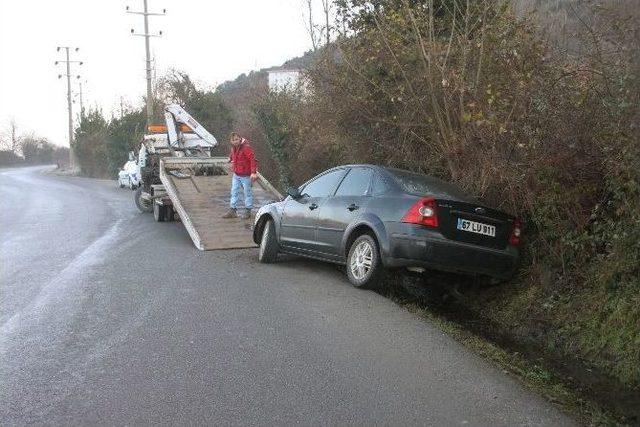 Yoldan Çıkan İki Otomobil Su Kanalına Düştü