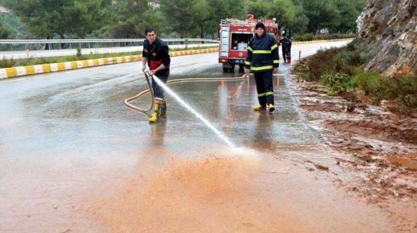 Bodrum'da I&ccedil;me Suyu Hattı Patladı, İzmir Yolu 1 Saat Ulaşıma Kapandı