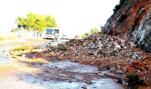 Bodrum'da Içme Suyu Hattı Patladı, İzmir Yolu 1 Saat Ulaşıma Kapandı