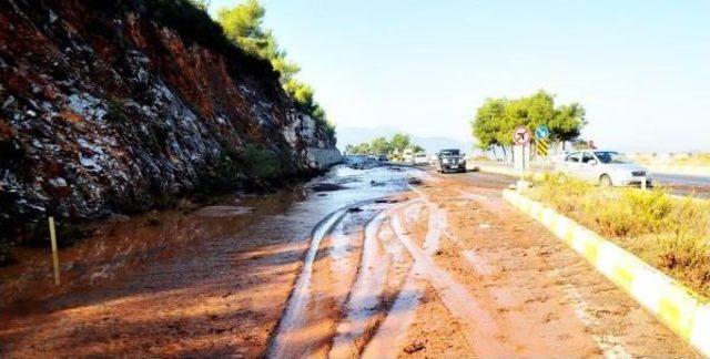 Bodrum'da Içme Suyu Hattı Patladı, İzmir Yolu 1 Saat Ulaşıma Kapandı