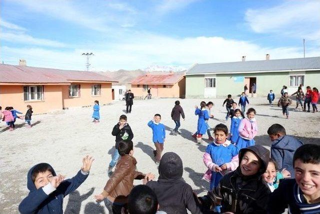 Gürpınar Belediyesi’nden Okullarda Çevre Düzenlemesi