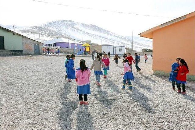 Gürpınar Belediyesi’nden Okullarda Çevre Düzenlemesi