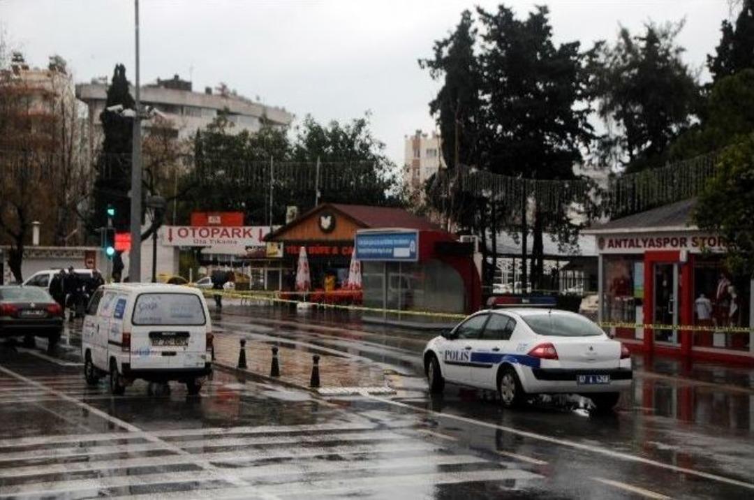 Durakta Unutulan &Ouml;ğrenci &Ccedil;antası Polisi Alarma Ge&ccedil;irdi