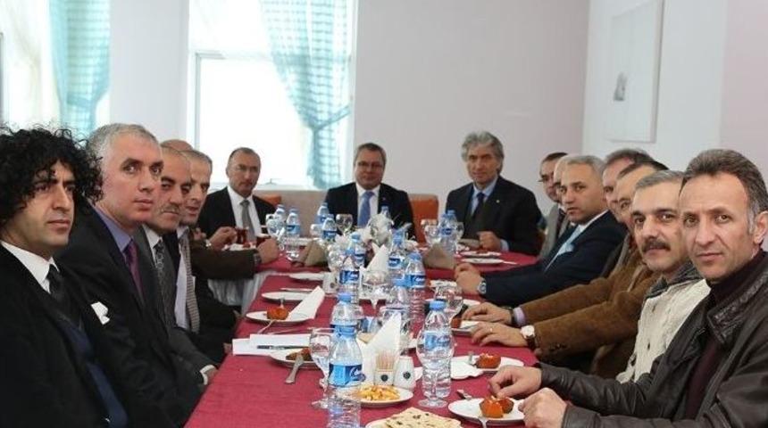 &ldquo;100. Yılında 100 Gen&ccedil;le &Ccedil;anakkale&rsquo;ye&rdquo; Projesinin Değerlendirmesi Ar&uuml;&rsquo;de Yapıldı