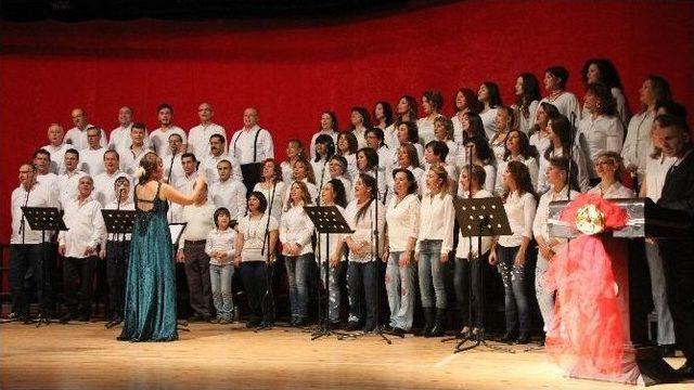 Gaziemir M&uuml;zik Korosu Alkış Aldı 1