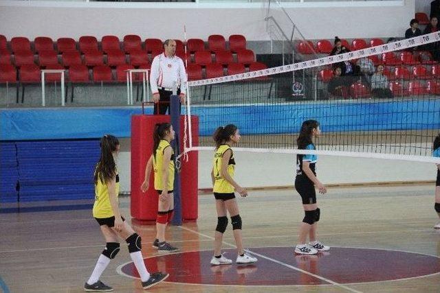 Okullar Arası Voleybol Turnuvası’nda Kıyasıya Mücadele Sürüyor