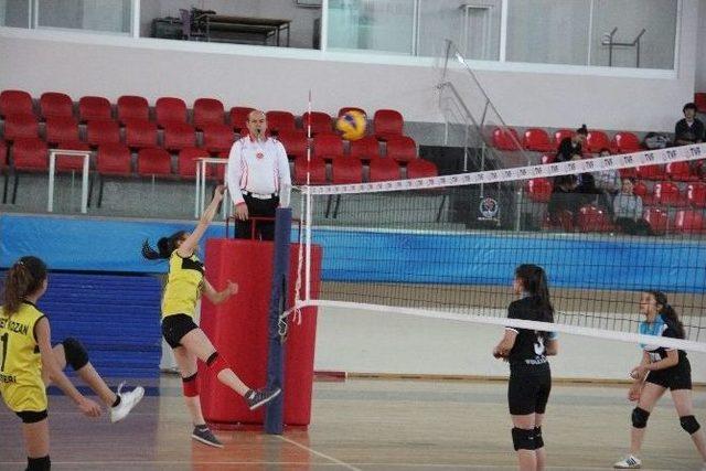 Okullar Arası Voleybol Turnuvası’nda Kıyasıya Mücadele Sürüyor