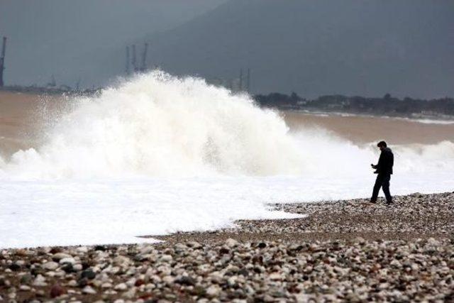 Antalya'da Fırtınanın Etkisi Sürüyor