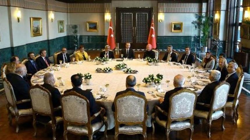 Cumhurbaşkanı Erdoğan, Cumhurbaşkanlığı Sofrası'nda Akademisyen Ve Fikir Insanlarını Ağırladı