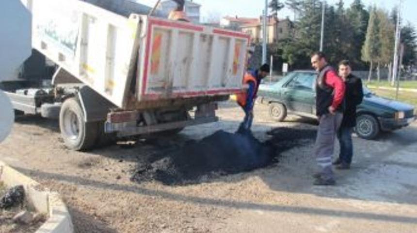 Bozulan Yollara Yama Yapılıyor