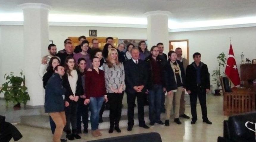 Didim&rsquo;de Bulunan Avrupalı Gen&ccedil;lerden Kaymakam Ve Belediye Başkanına Ziyaret