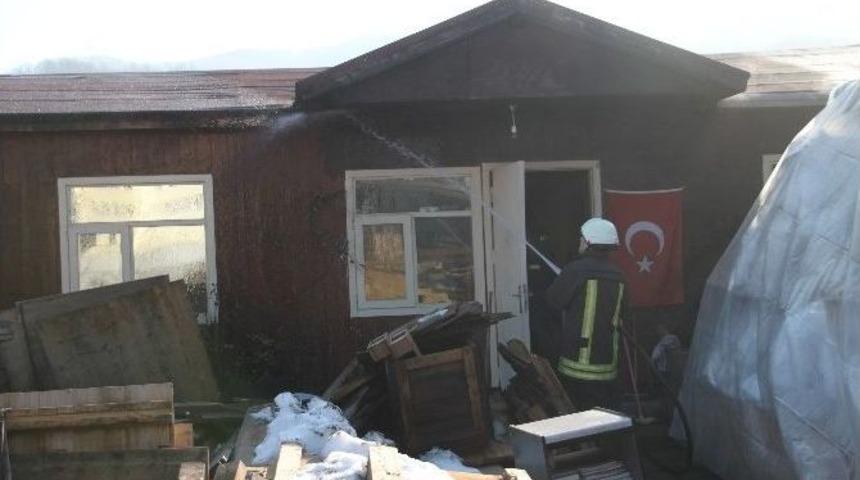 Odun Deposundaki Yangın B&uuml;y&uuml;meden S&ouml;nd&uuml;r&uuml;ld&uuml;