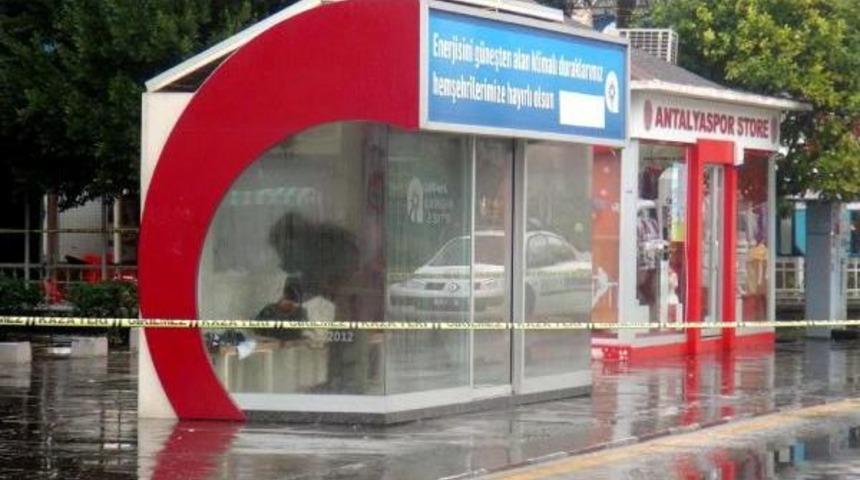 Durakta Unutulan &Ccedil;antadan Kitap &Ccedil;ıktı