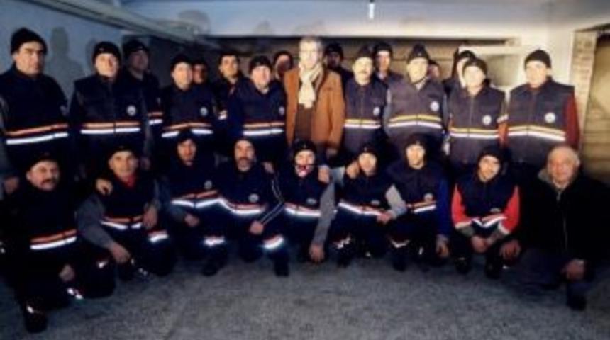 Başkan G&uuml;ler&rsquo;den Belediye İş&ccedil;ilerine Kışlık Kıyafet Dağıtımı