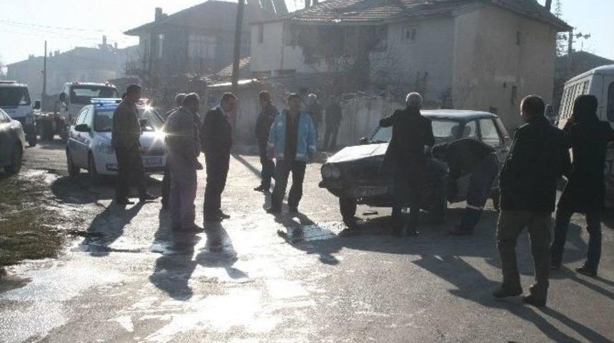 Karaman&rsquo;da Otomobiller &Ccedil;arpıştı: 4 Yaralı
