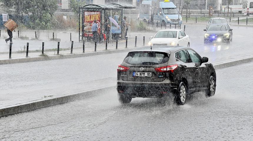 Meteoroloji uyardı, şiddetli yağış ve dolu İstanbul'u vurdu