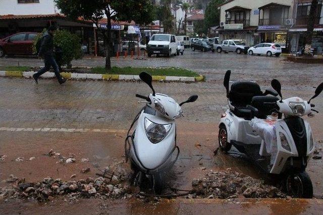 20 Yıl Sonra Çağladı Ama Araçları Toprağa Gömdü