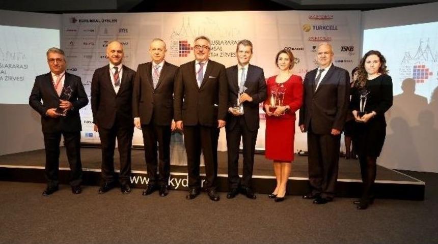 Tav, Kurumsal Y&ouml;netimde Zirvede