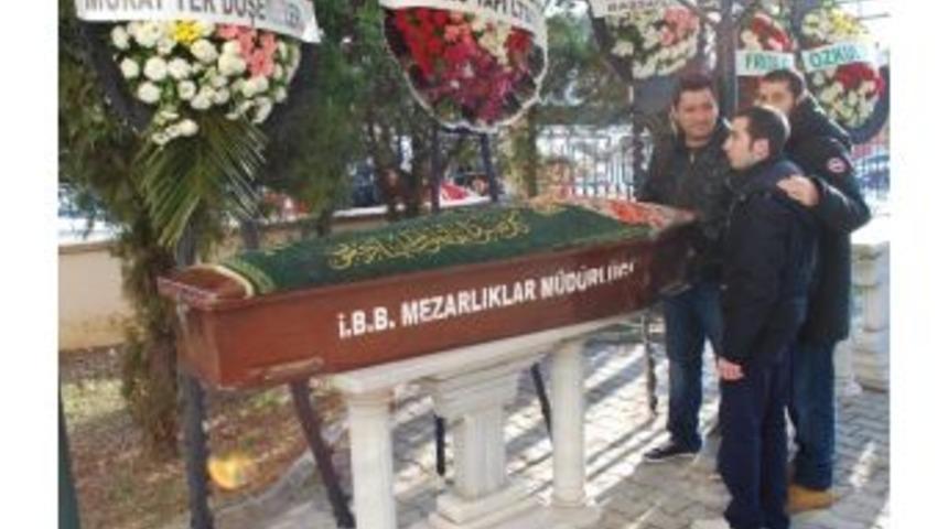 Banyoda &Ouml;len Hamile Kadın Defnedildi