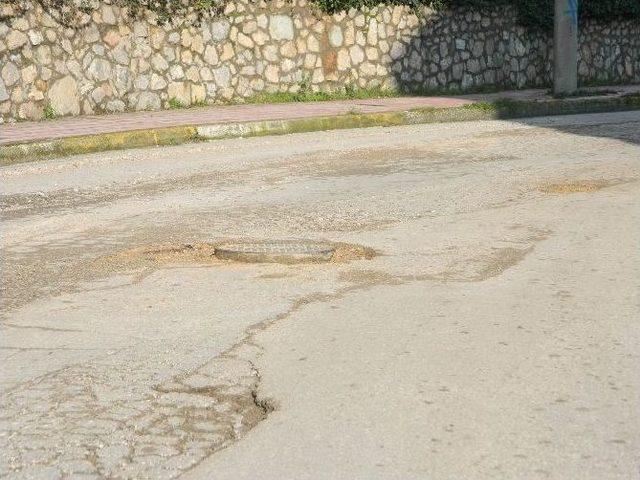 Mudanya Belediyesi Kar Ve Yağmurda Bozulan Yolları Onarıyor 1