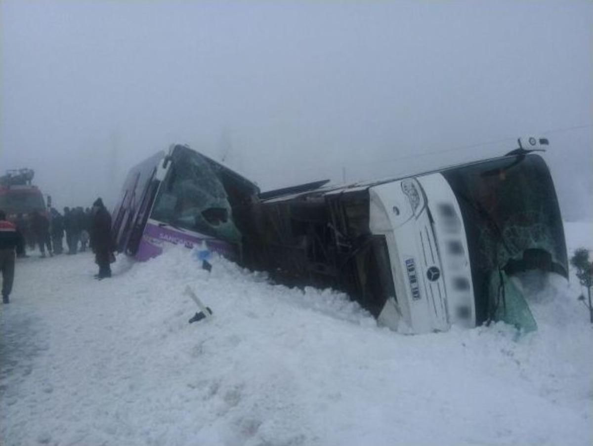 Devrilen Otob&uuml;se Başka Bir Otob&uuml;s &Ccedil;arptı: 17 Yaralı
