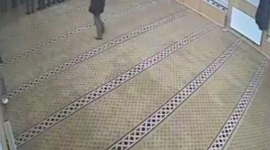 Yaramaz &Ccedil;ocuk, Camide Namaz Kılan Yaşlı Adamın Taburesini Altından &Ccedil;ekti