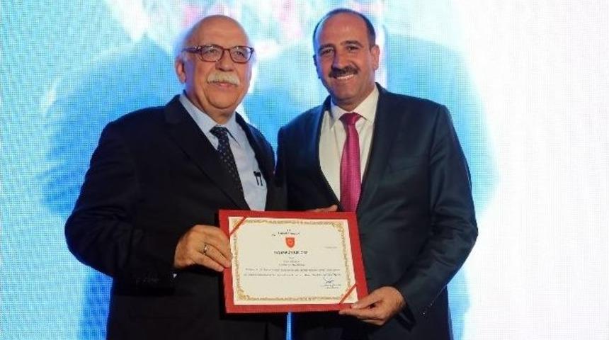 Eğitime Katkıları Plaketle Ta&ccedil;landırıldı