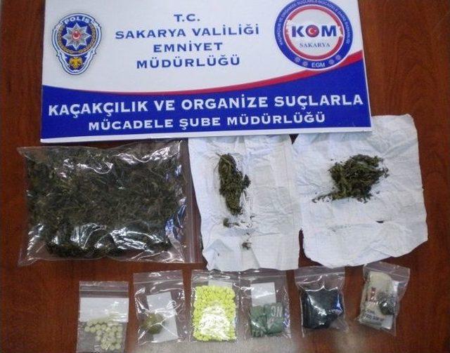 Sakarya’da 892 Adet Uyuşturucu Hap Ve 53 Gram Esrar Ele Geçirildi