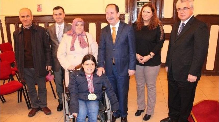 Bedensel Engelli Y&uuml;z&uuml;c&uuml; &Ouml;zge &Uuml;st&uuml;n, Edirne Belediye Başkanı G&uuml;rkan&rsquo;ı Ziyaret Etti