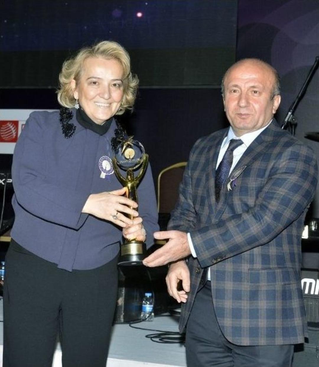 B&uuml;y&uuml;kşehir Belediyesi&rsquo;ne &Ouml;d&uuml;l Yağmuru