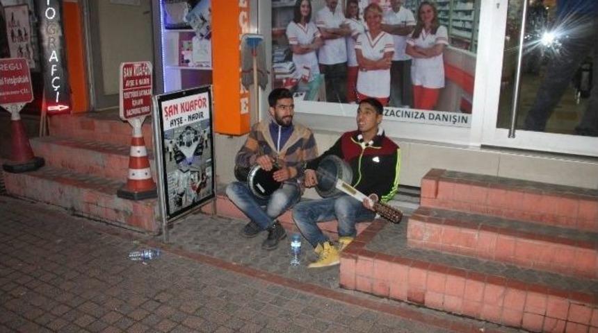 Polis Kovaladı, Onlar Enstr&uuml;manlarını &Ccedil;almaya Devam Etti
