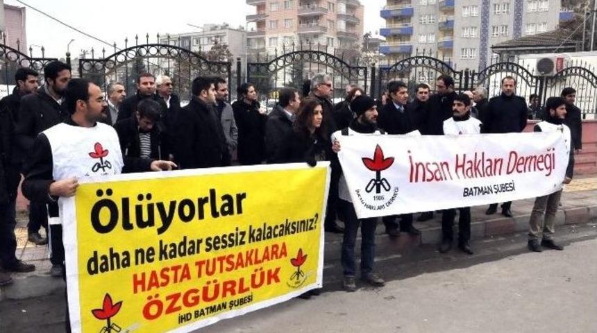 İhd Hasta Tutsaklara Dikkat &Ccedil;ekmek İ&ccedil;in Adliye &Ouml;n&uuml;nde A&ccedil;ıklama Yaptı