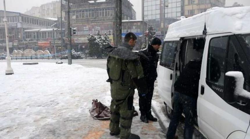 Gaziantep'te Ş&uuml;pheli &Ccedil;antadan Kıyafet &Ccedil;ıktı