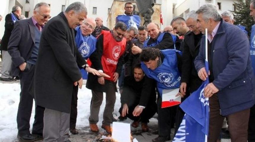 Memurlar Maaş Bordroları Yakarak H&uuml;k&uuml;meti Protesto Etti