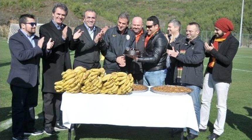 Alanya Kampında Hamza Hamzaoğlu&rsquo;na S&uuml;rpriz Doğum G&uuml;n&uuml;