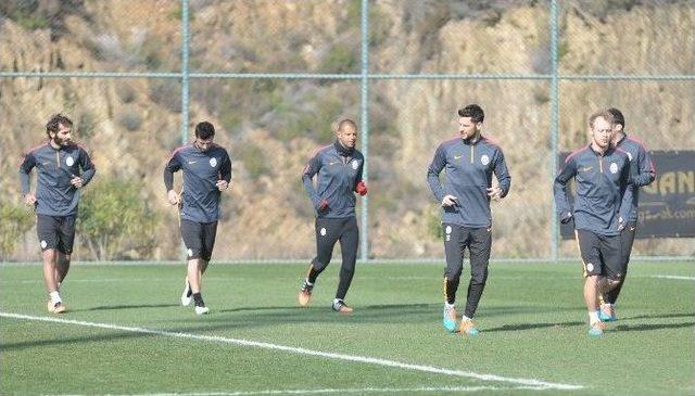 Alanya Kampında Hamza Hamzaoğlu&rsquo;na S&uuml;rpriz Doğum G&uuml;n&uuml; 2