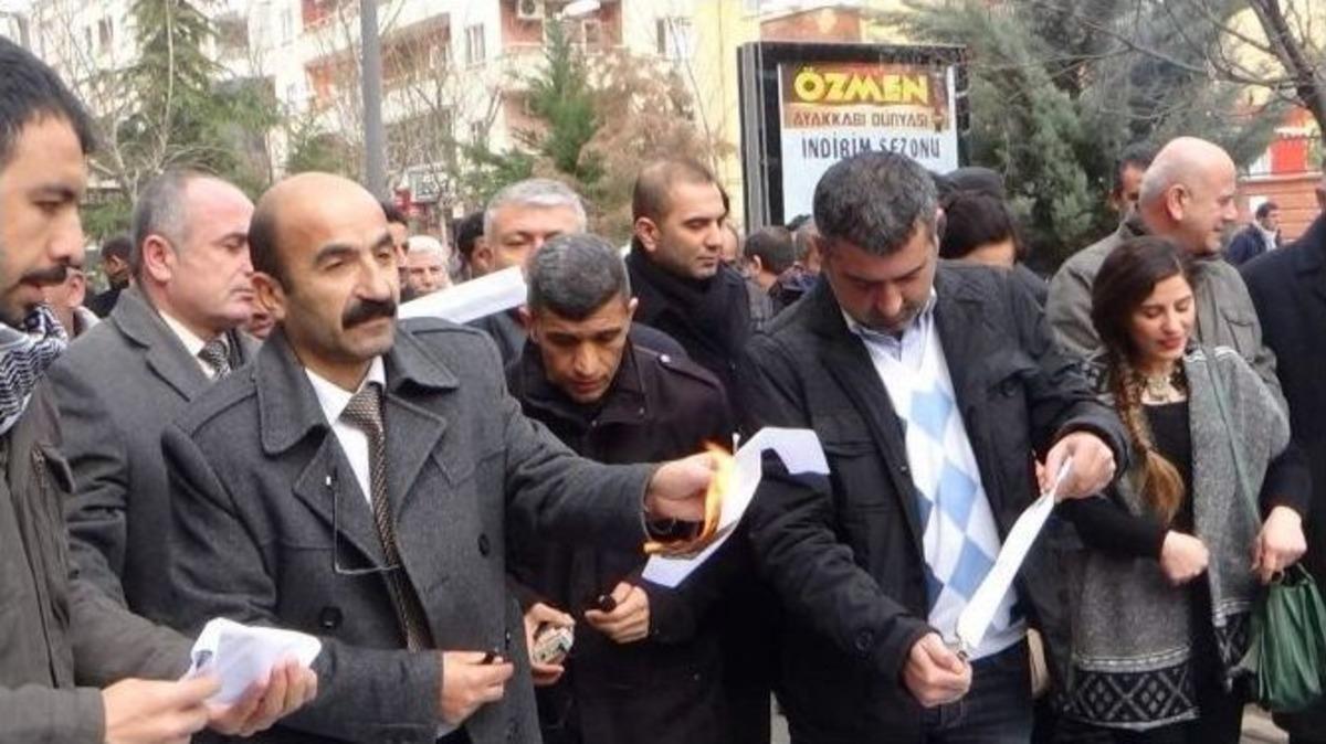 Sendika &Uuml;yelerinden Bordro Yakma Eylemi