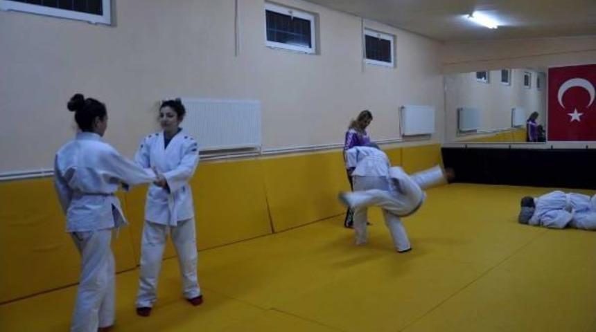 Akyazı Halk Eğitim Merkezi M&uuml;d&uuml;r&uuml;'ne 'baş&ouml;rt&uuml;s&uuml;' Su&ccedil;laması