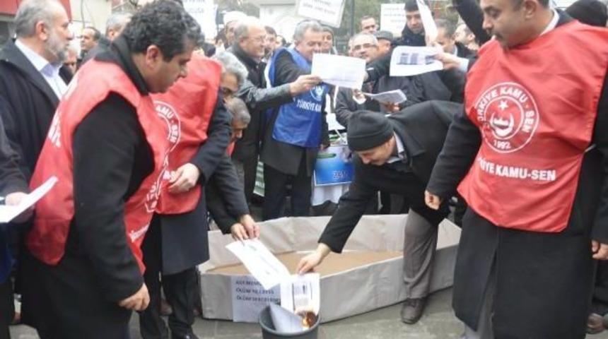 Memurlar Bordo Yaktı, Kefen Giyip Tabuta Girdi