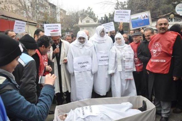 Memurlar Bordo Yaktı, Kefen Giyip Tabuta Girdi 2