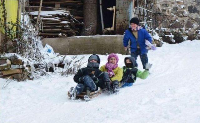 Simav'da Kar Yağışı En Çok Çocuklara Yaradı