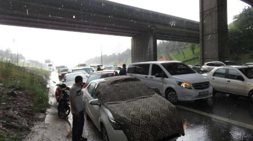 TEM Otoyolu'nda ilginç görüntü! Dolu vurunca araçlarını korumak için köprü altına sığındılar