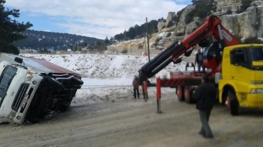 Mut&rsquo;ta Kargo Kamyonu Devrildi: 1 Yaralı