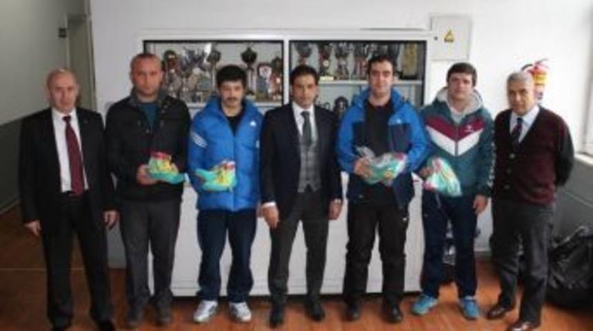 Akdeniz; Sporculara Ayakkabı Hediye Etti