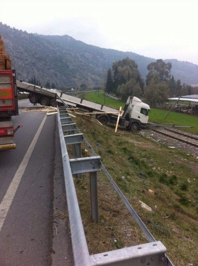 Söke’de Tır Yoldan Çıktı, Facianın Eşiğinden Dönüldü