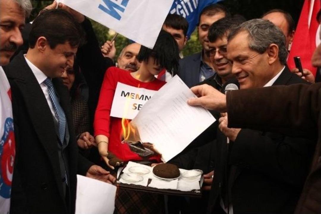 Memurlar Maaş Bordrolarını Ateşe Verdi