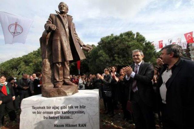 Karşıyaka'ya Dev Nazım Hikmet Heykeli