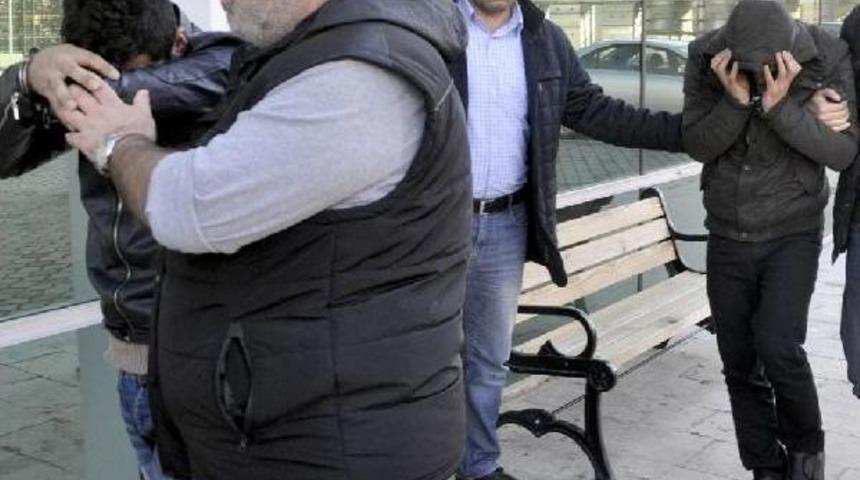 'polis Ve Savcı' Yalanı Ile Dolandıran Iki &Uuml;niversiteli Tutuklandı